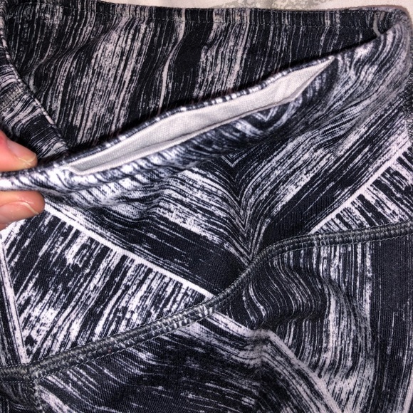 COPY - Lululemon Brushstroke B&W Crops Wunder - Picture 4 of 5